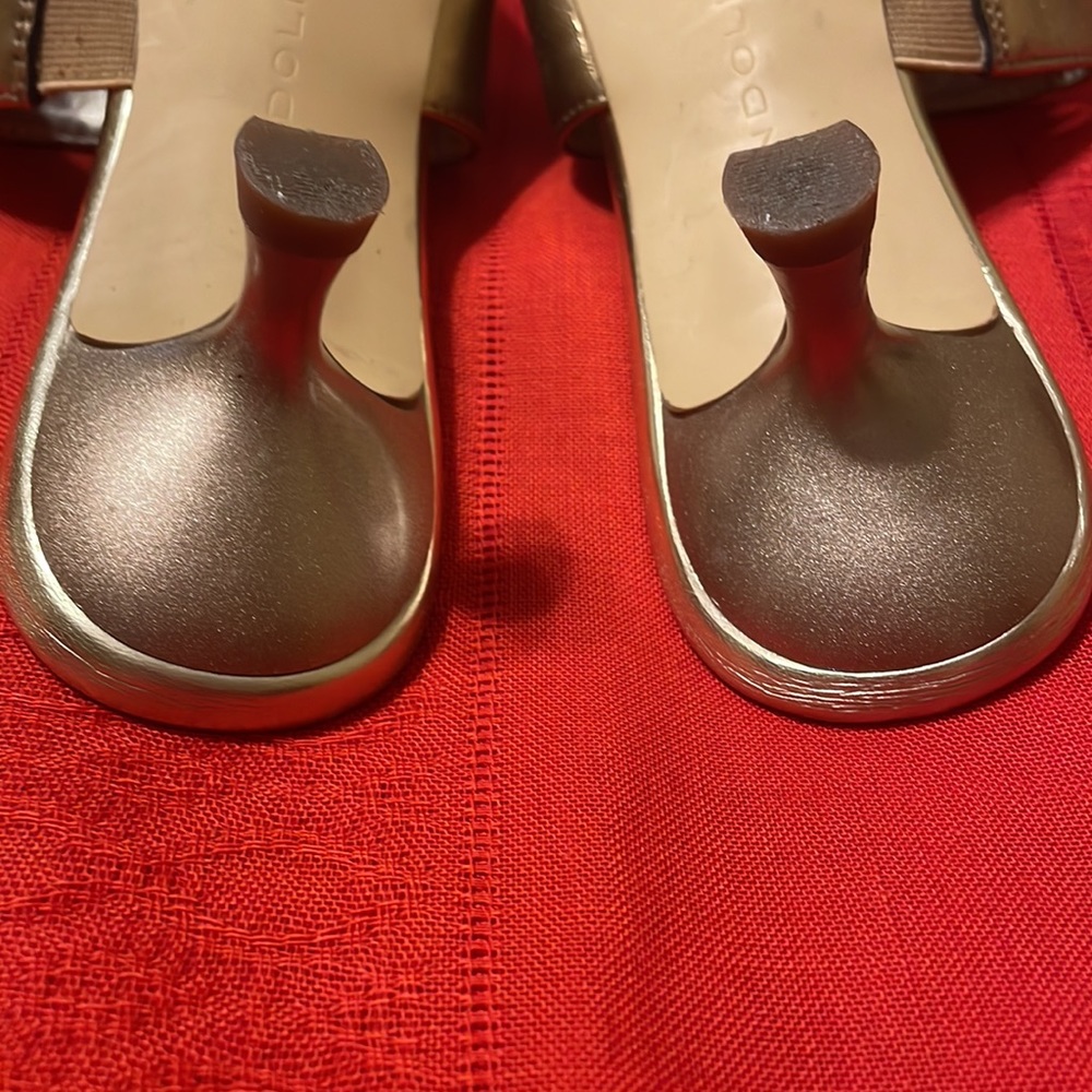 Bandolino cute Gold slip on sandals with dainty heels. (Mlb) - Picture 5 of 10